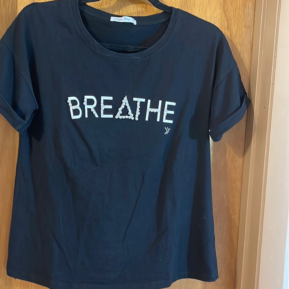 Pretty black graphic tee